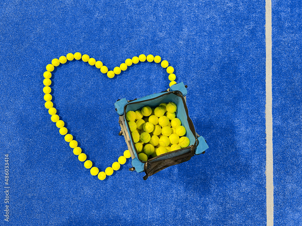 Coeur de avec des balles de padel